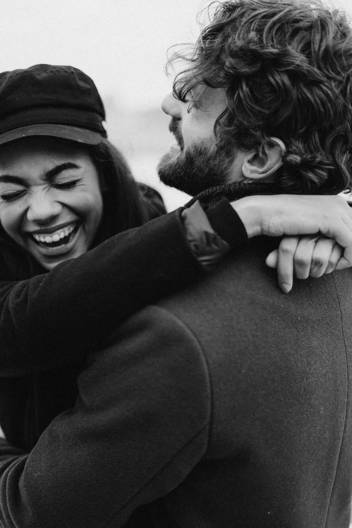 Pareja abrazándose y riendo